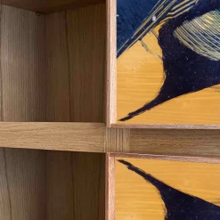 Madia Disegno Nove in rovere con pannelli decorati con arte astratta