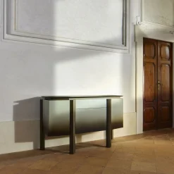 Madia Prisma laccata bronzo con ripiani in vetro fumé
