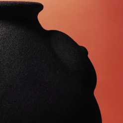 Madre del Vaso Nero Scultoreo in Ceramica di Rooms Studio