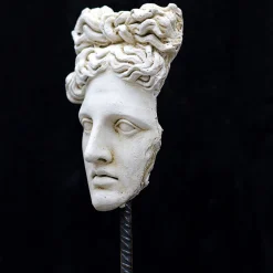 Maschera Apollo Belvedere su piedistallo