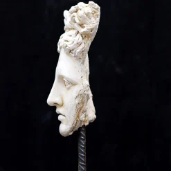 Maschera Apollo Belvedere su piedistallo