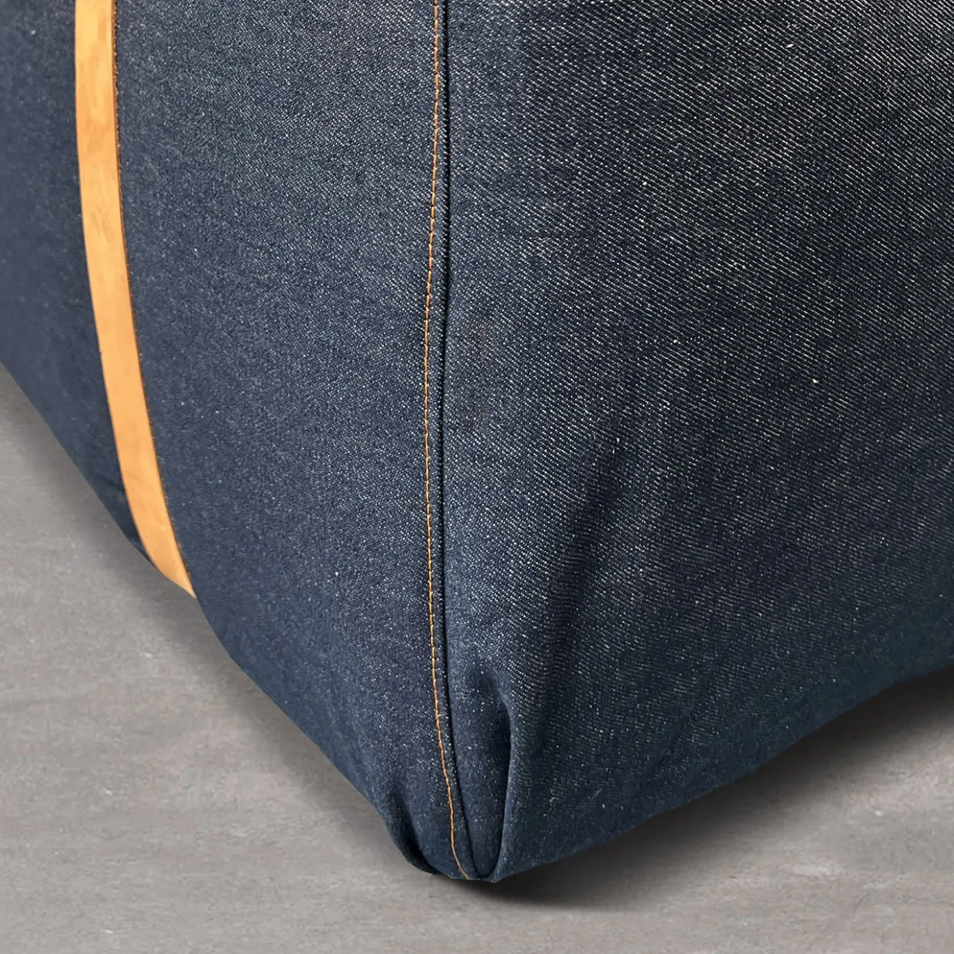 Maxi pouf Docker in denim blu scuro