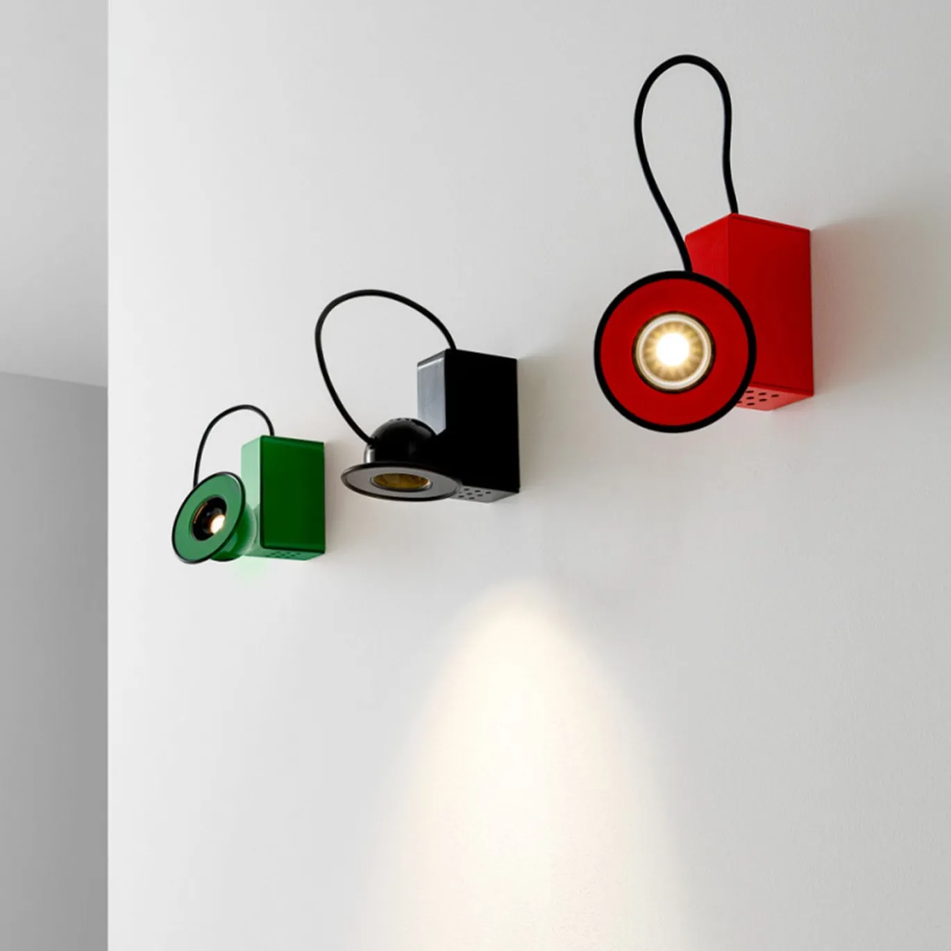 Minibox Lampada da Parete Rossa di Gae Aulenti e Piero Castiglioni
