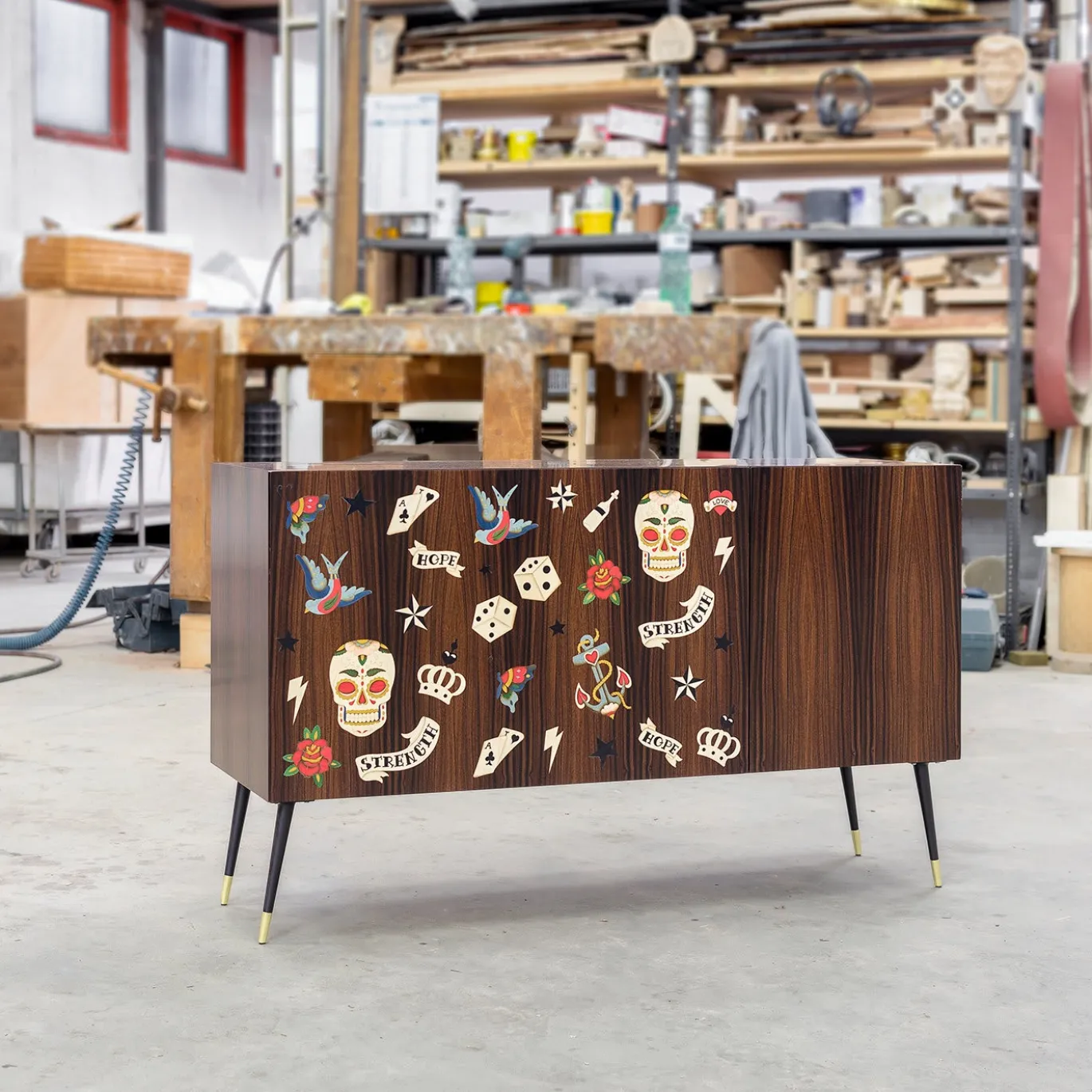 Mobile bar per tatuaggi