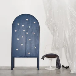 Mobile contenitore Blossom Blue con doppie ante e inserti in ceramica