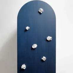 Mobile contenitore blu Blossom con anta singola e inserti in ceramica