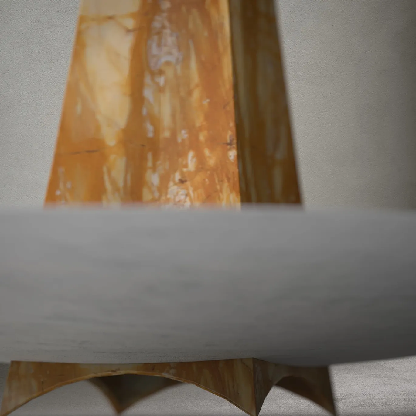 Nasrullah Centrotavola bianco Carrara e giallo Siena