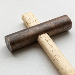 Oggetto decorativo Crocemartello Brown di Giulio Iacchetti