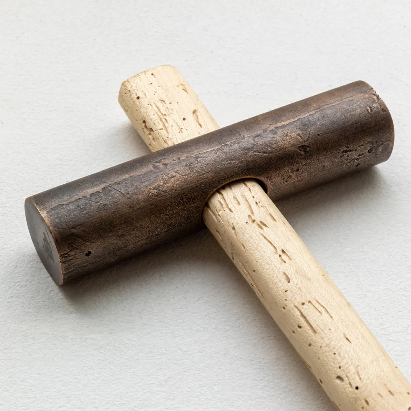Oggetto decorativo Crocemartello Brown di Giulio Iacchetti
