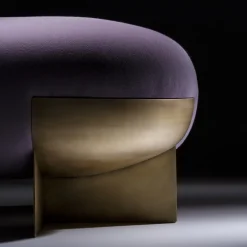 Ori Purple e Pouf Orbitale in ottone di Stormo Studio