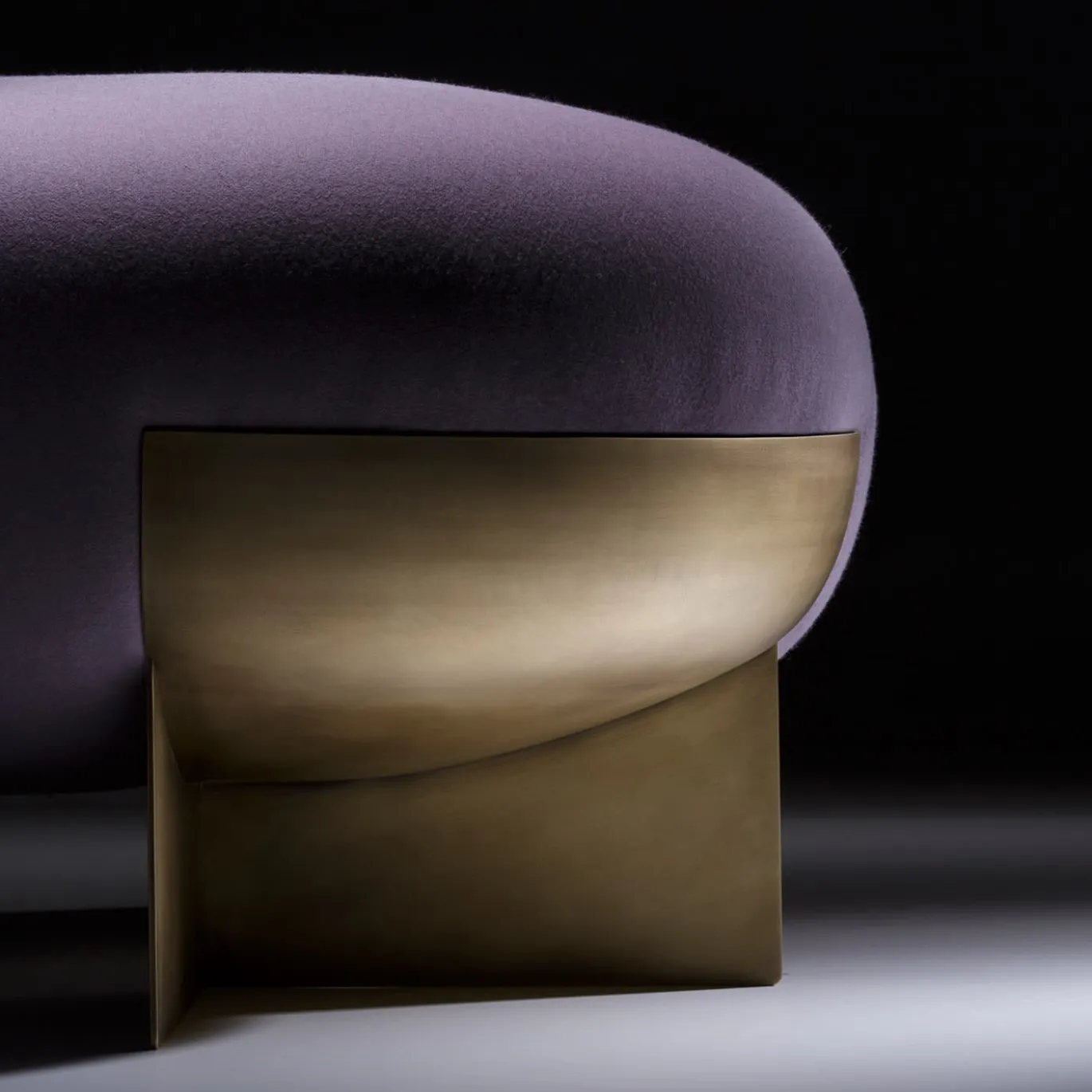 Ori Purple e Pouf Orbitale in ottone di Stormo Studio