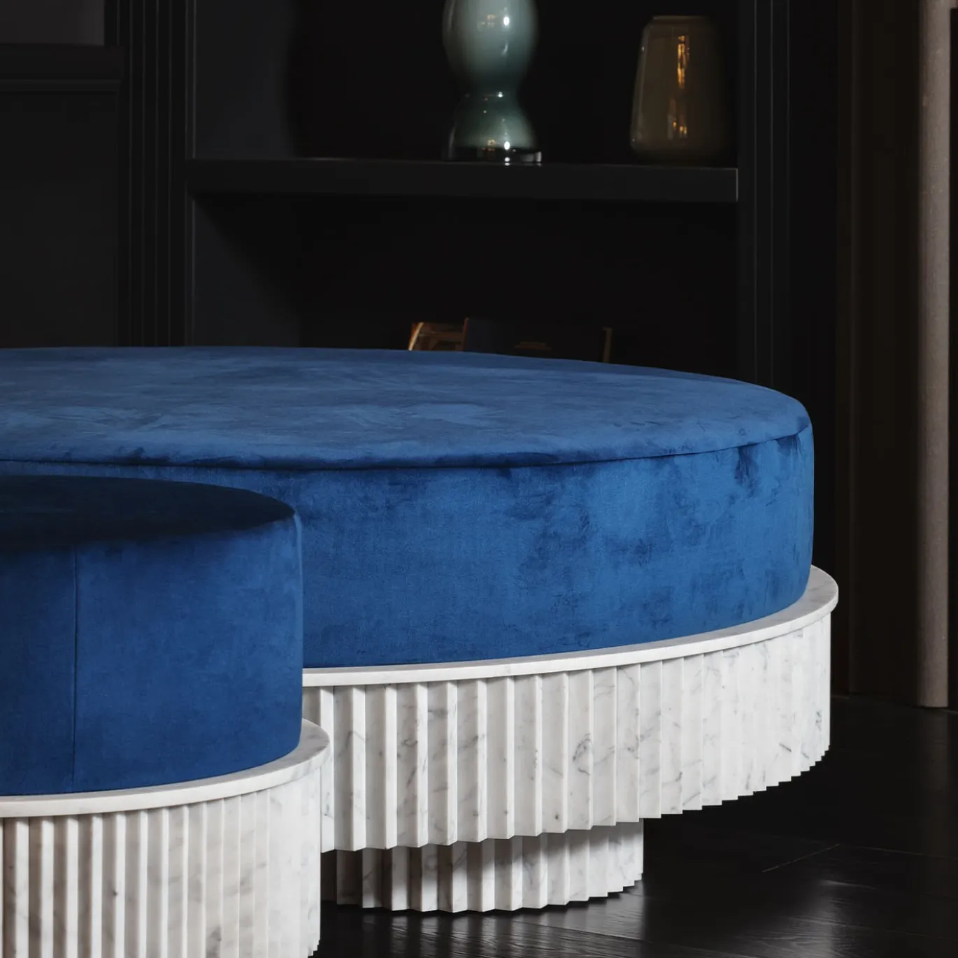 Ottomana grande in velluto blu Spike e marmo di Carrara di Nick Maltese
