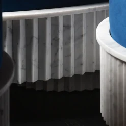 Ottomana grande in velluto blu Spike e marmo di Carrara di Nick Maltese