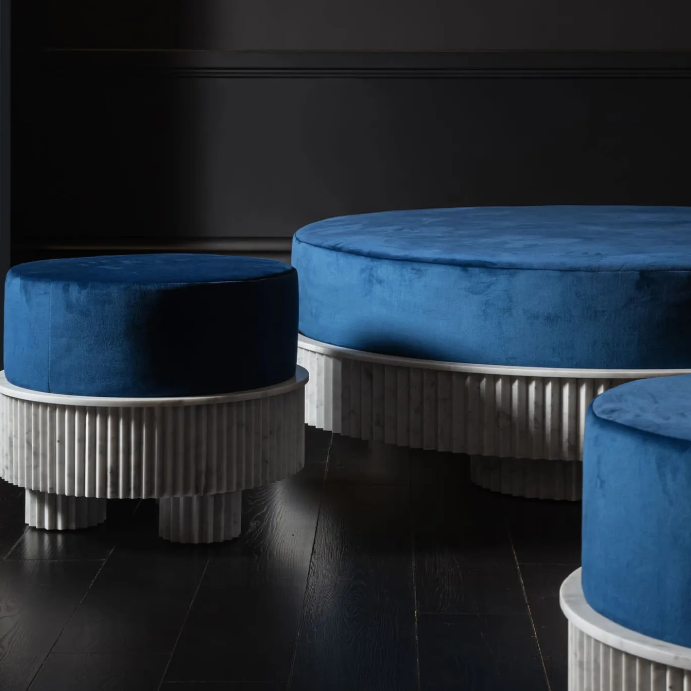 Ottomana grande in velluto blu Spike e marmo di Carrara di Nick Maltese