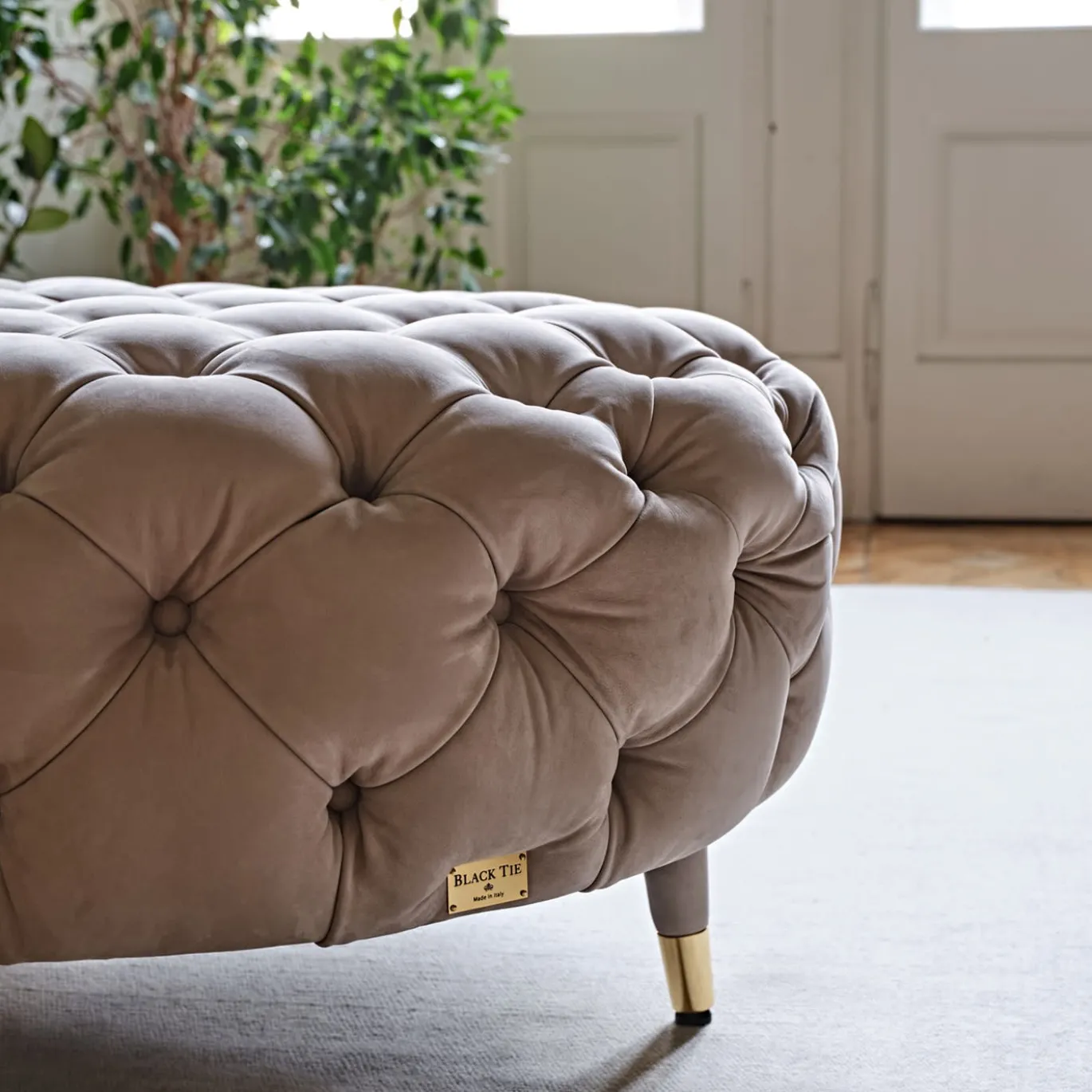 Ottomana rotonda in pelle beige con inserti Savoi