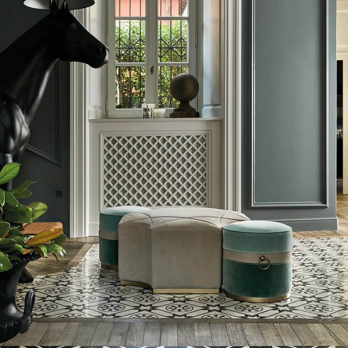 Ottomano esagonale in pelle nabuk beige