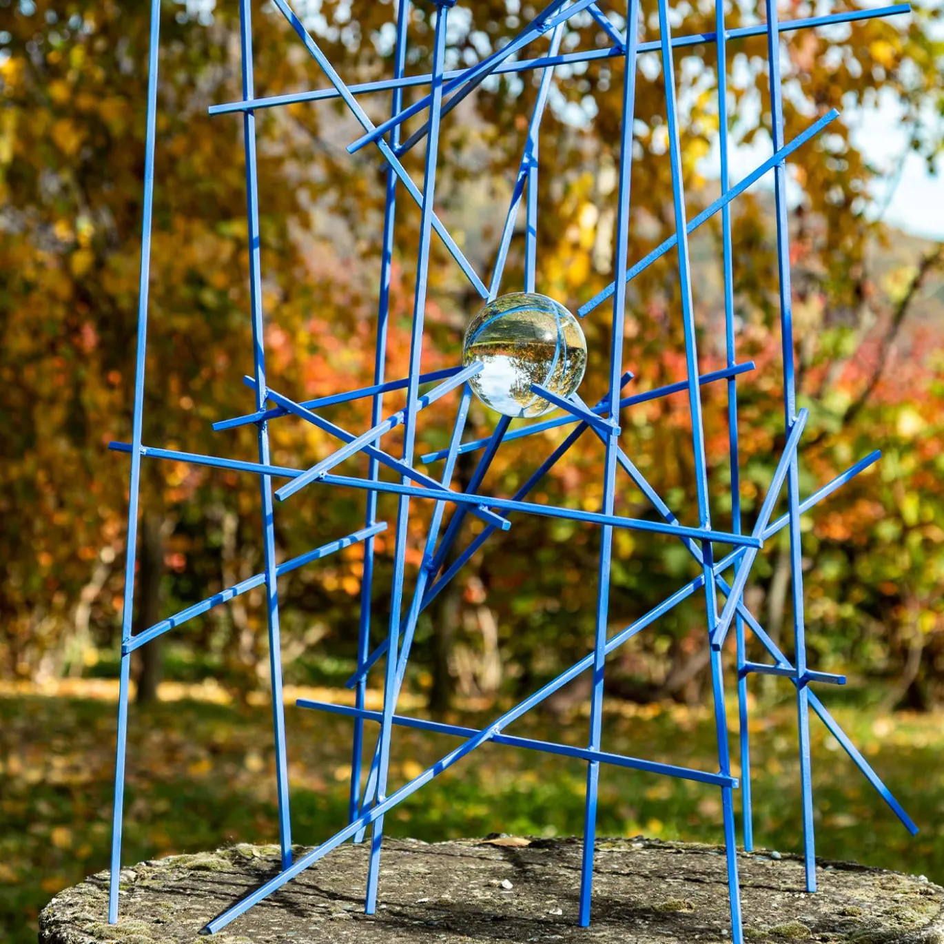Palla Prigioniera Blu Scultura di Gianfranco Coltella