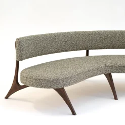 Panca scultorea con gambe in legno Massimo