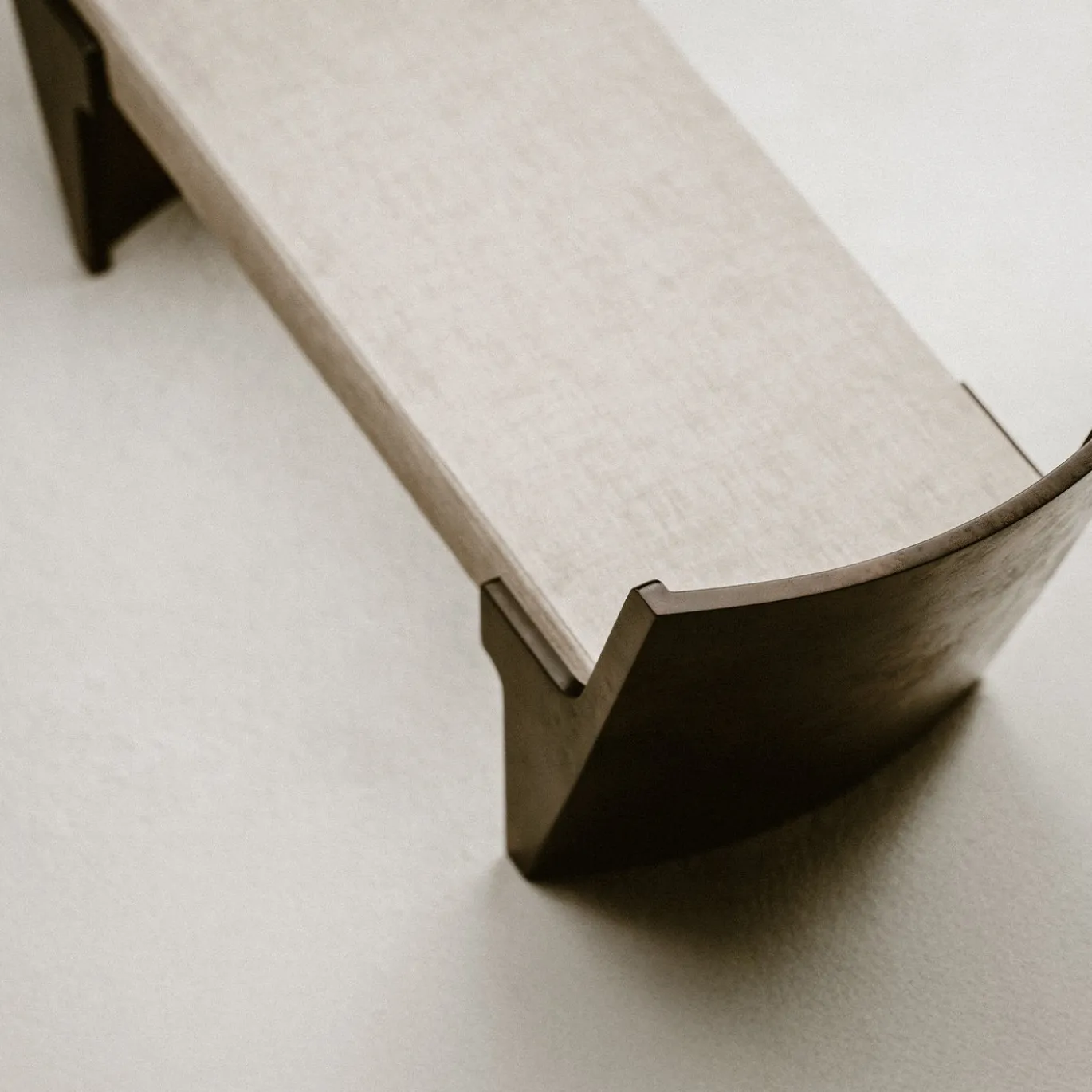 Panchina AR05 in bronzo con rivestimento in lino