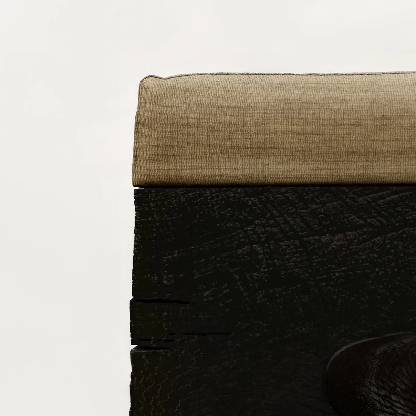Panchina AR04 in legno bruciato con cuscino rivestito in lino