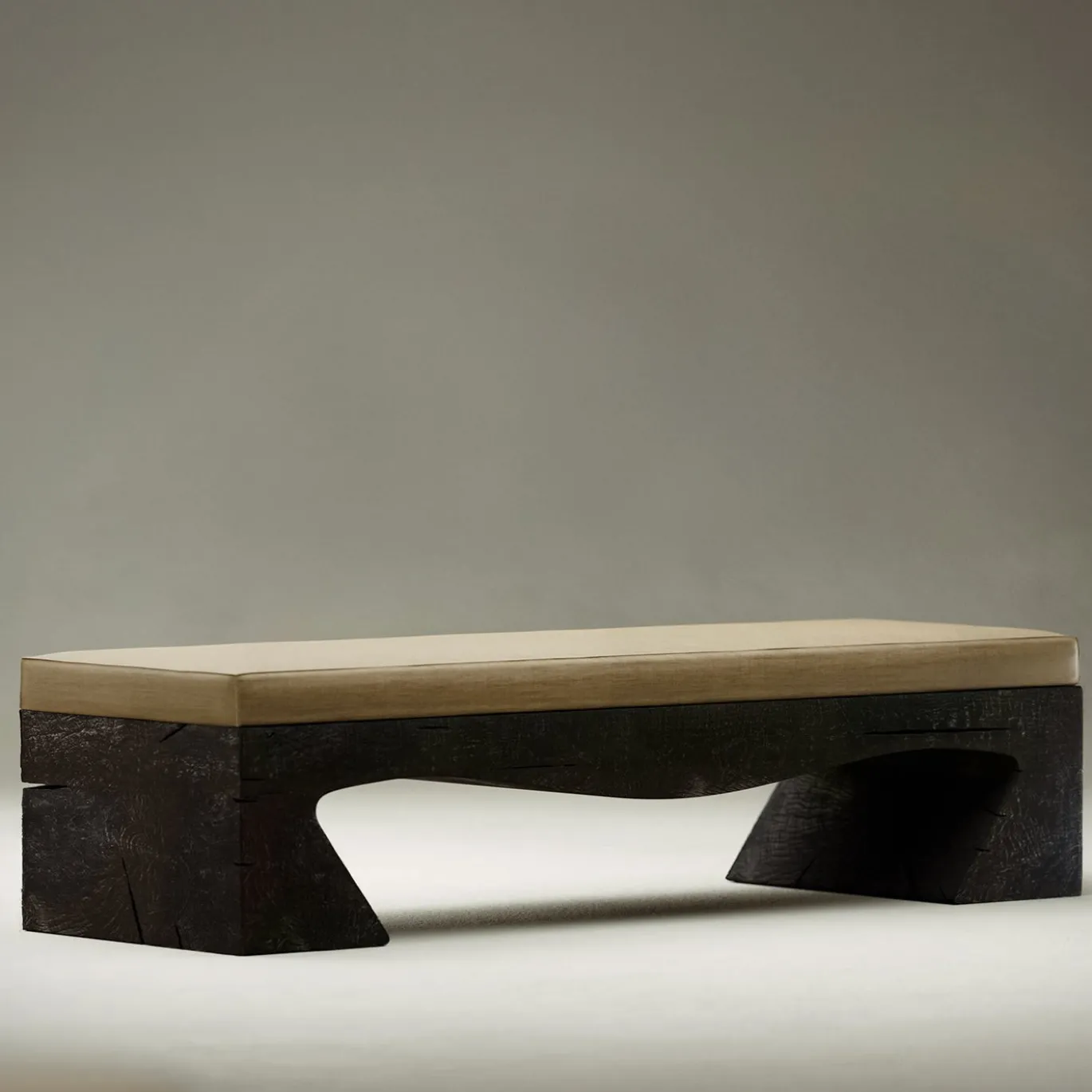 Panchina AR04 in legno bruciato con cuscino rivestito in lino