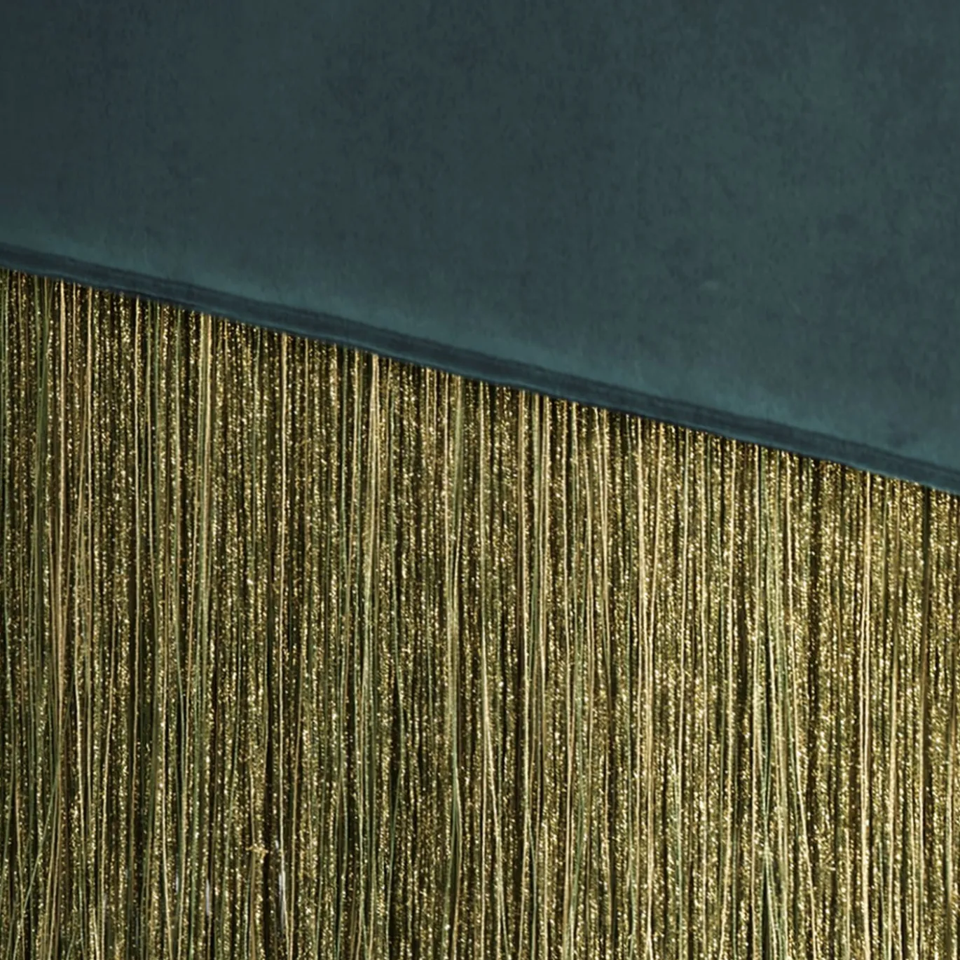Panchina con frange blu, oro e verde