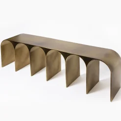 Panchina in acciaio con arco d'oro e bronzo