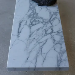 Panchina scultorea rettangolare in marmo bianco di Carrara