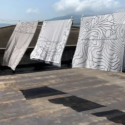 Pensieri 1 Arazzo/coperta grigio di Luca de Bona
