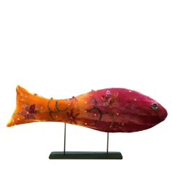 Pesce arancione gioioso e floreale