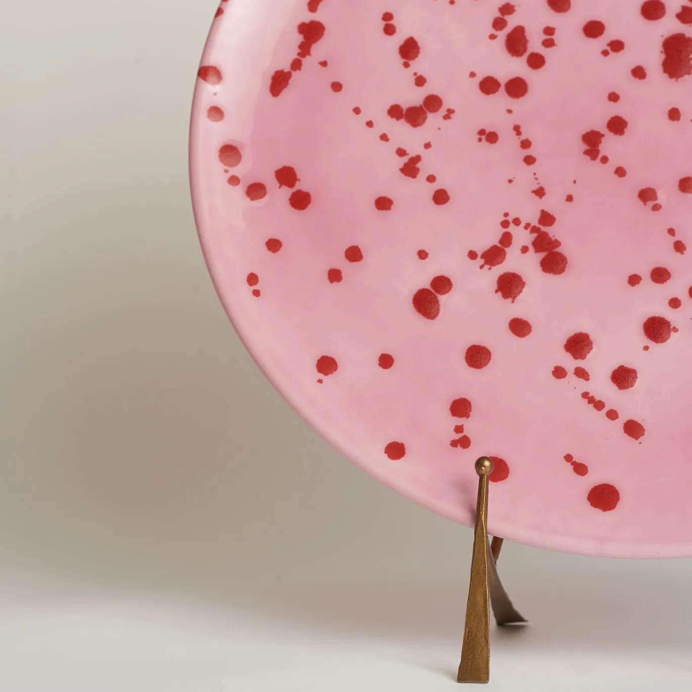 Piatto decorativo in ceramica fucsia e rossa