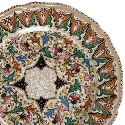 Piatto decorativo in ceramica policroma con motivo botanico