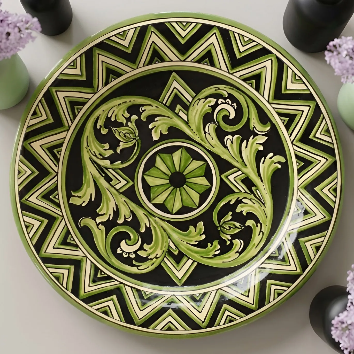 Piatto decorativo Parigi in maiolica siciliana nera e verde