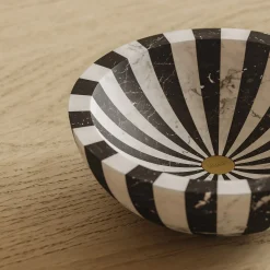 Piccola ciotola in marmo bianco e nero Nova di Jacopo Simonetti