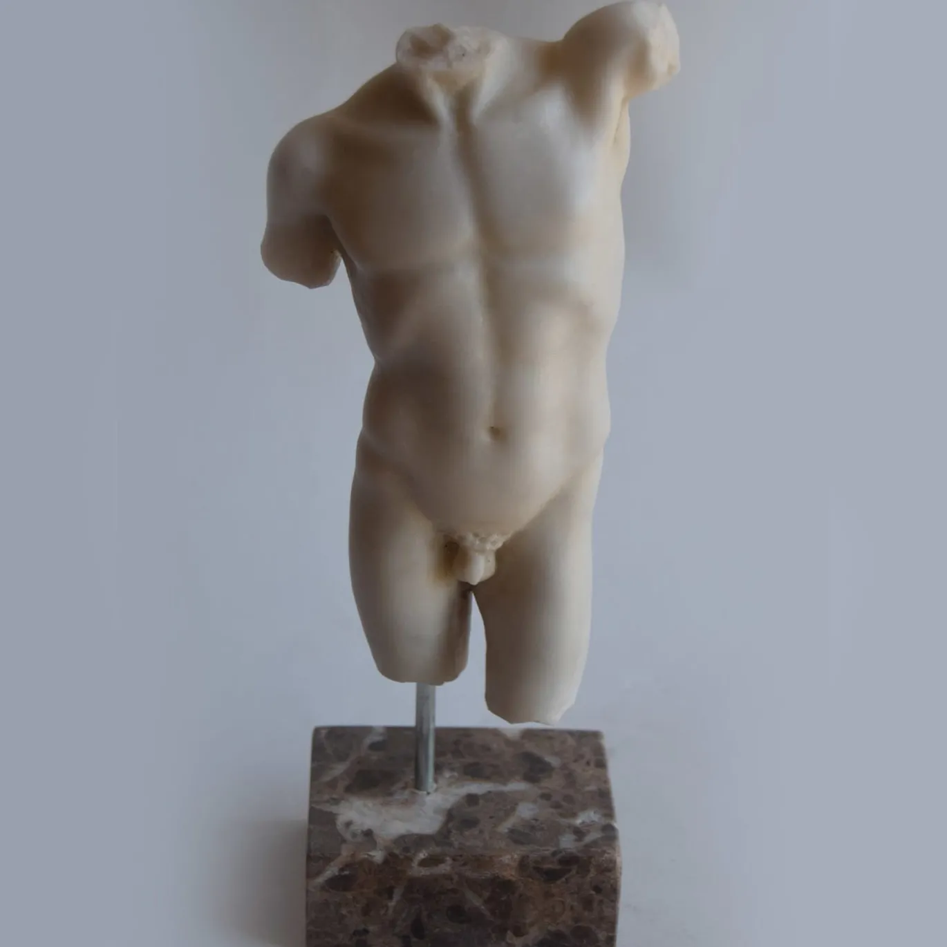 Piccola scultura di torso maschile in marmo