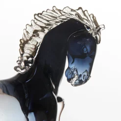 Piccolo cavallo rampante in vetro nero