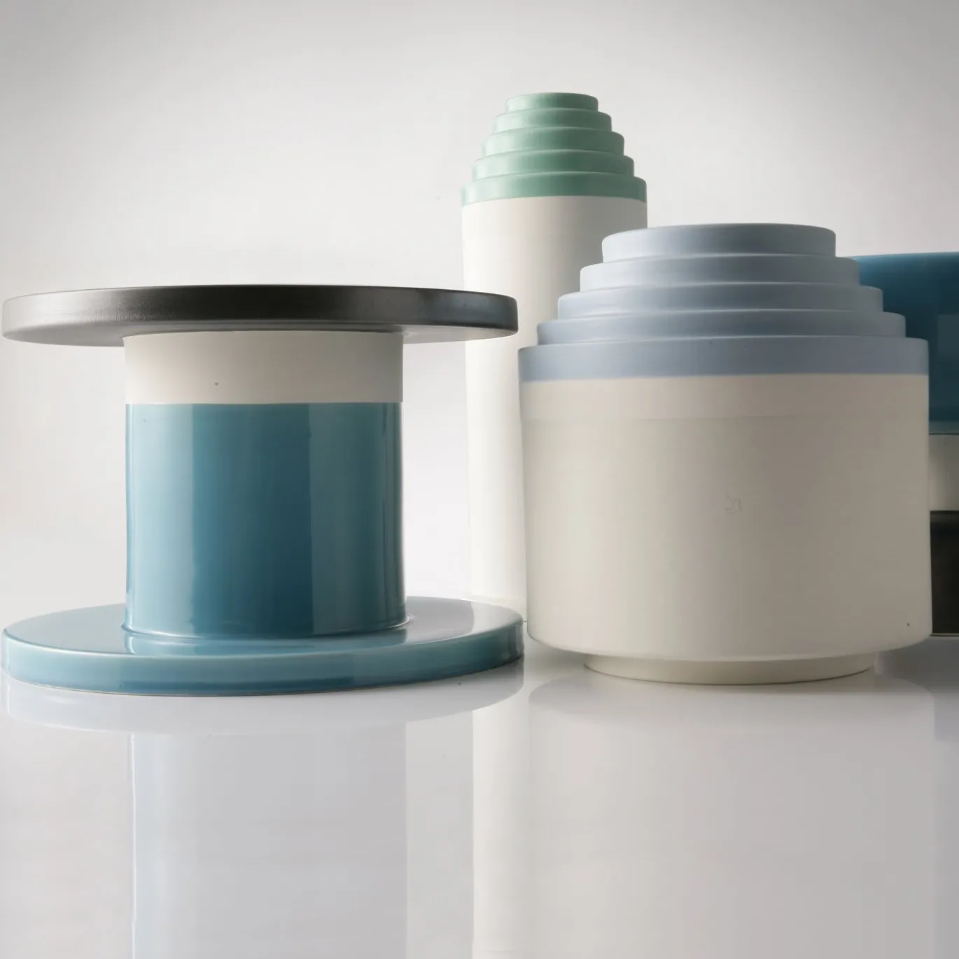 Piccolo vaso rotondo bianco e azzurro di Ettore Sottsass