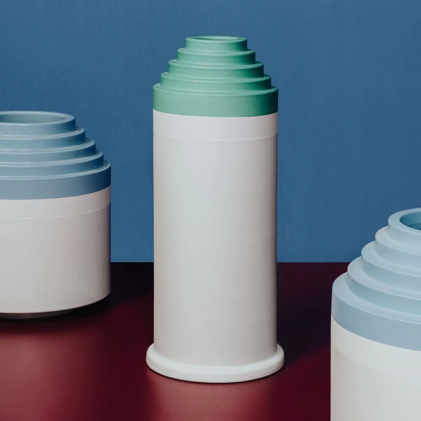 Piccolo vaso rotondo bianco e azzurro di Ettore Sottsass