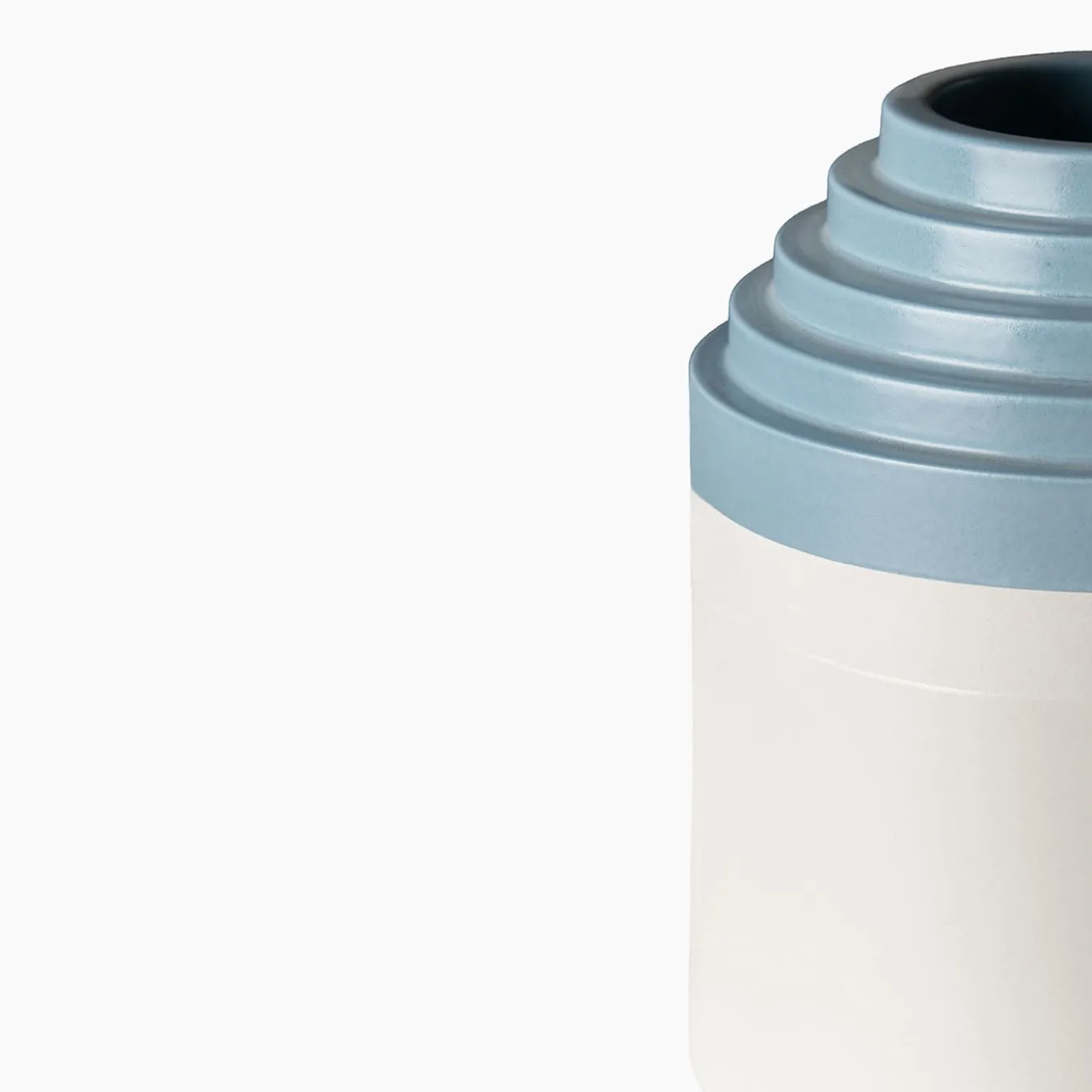 Piccolo vaso rotondo bianco e azzurro di Ettore Sottsass