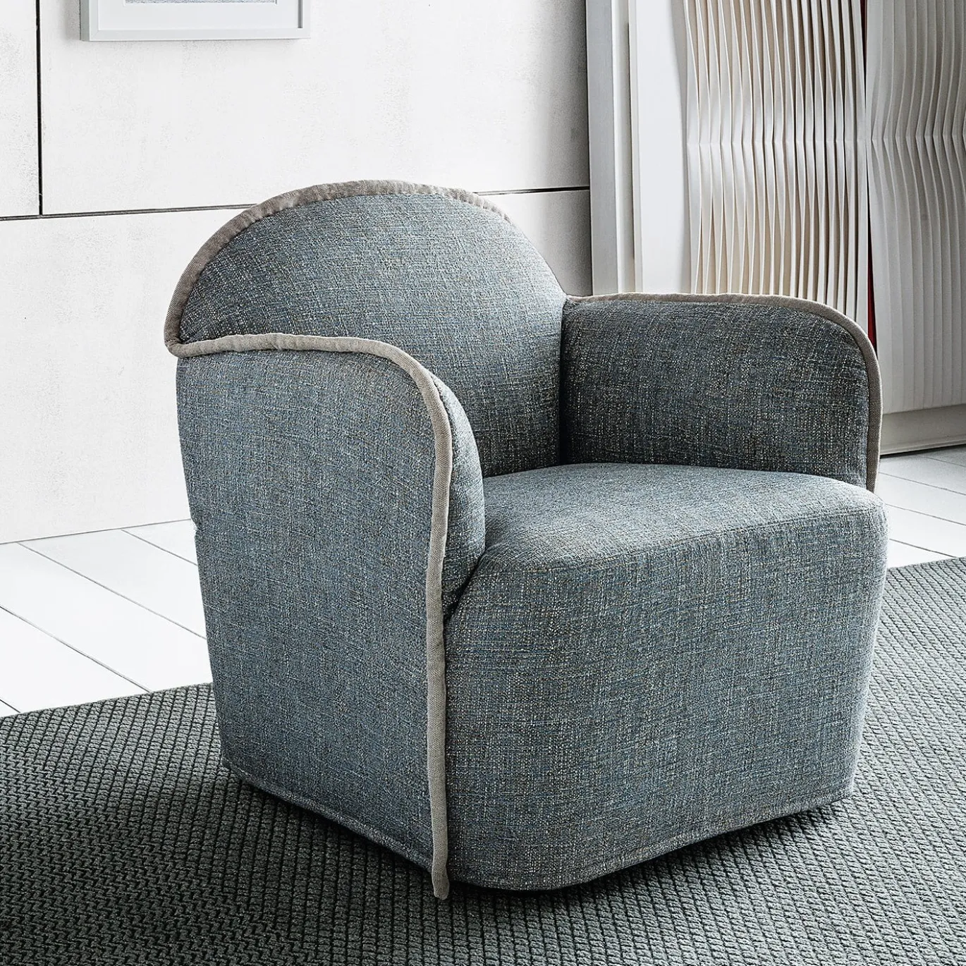 Poltrona Ada in tessuto azzurro e piping di Paola Navone