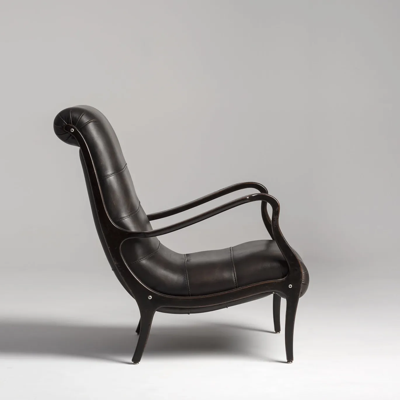 Poltrona classica in pelle marrone scuro