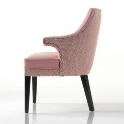 Poltrona con borchie rosa