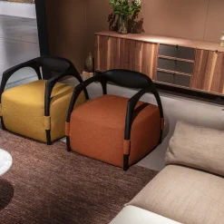 Poltrona con telaio in legno massiccio di frassino nero e rivestimento in tessuto arancione