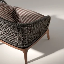 Poltrona da esterno Lungotevere in legno di iroko e struttura in metallo intrecciato