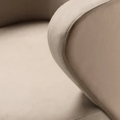Poltrona da pranzo girevole Spritz in pelle beige di Lorenza Bozzoli