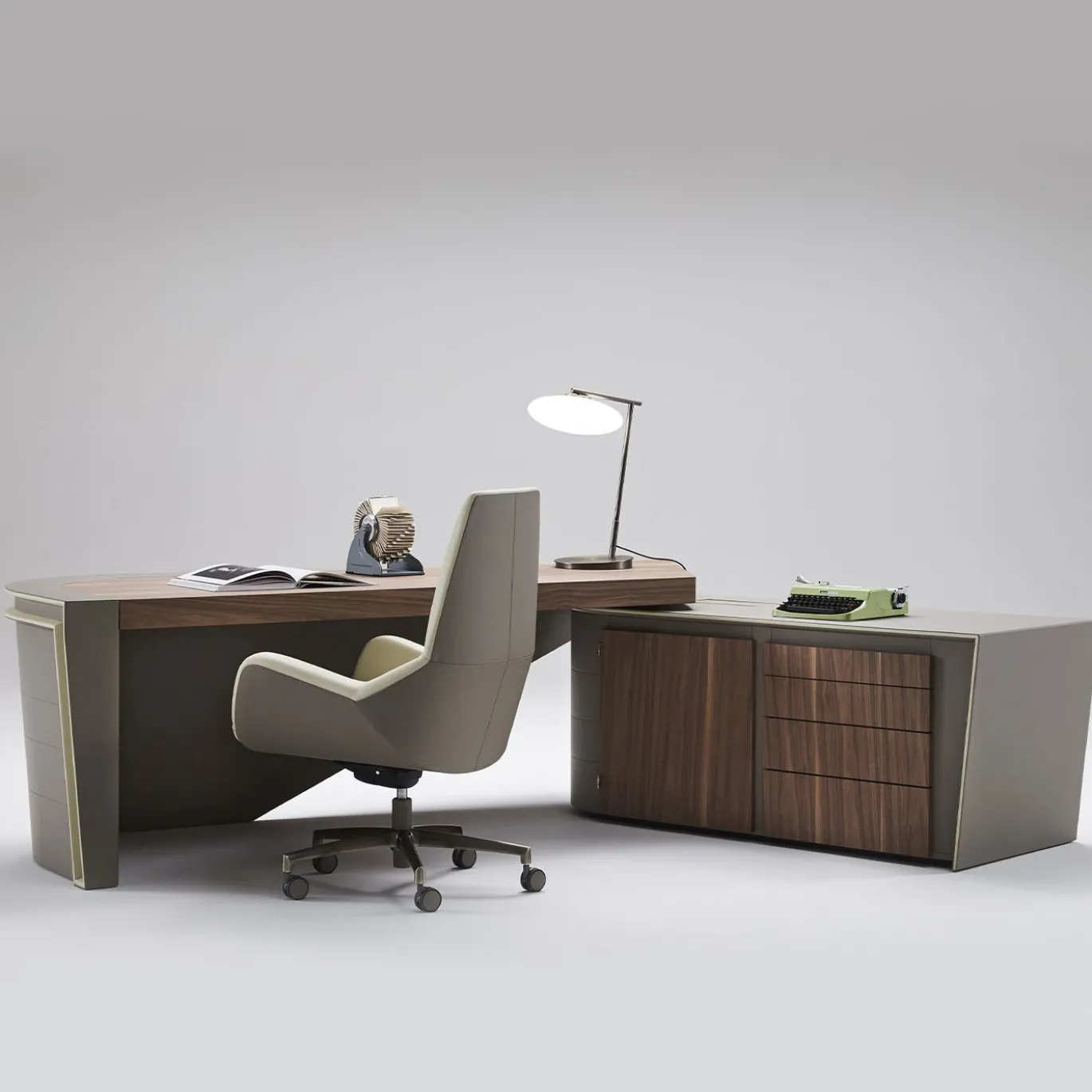 Poltrona da ufficio girevole beige e taupe Sanremo su rotelle