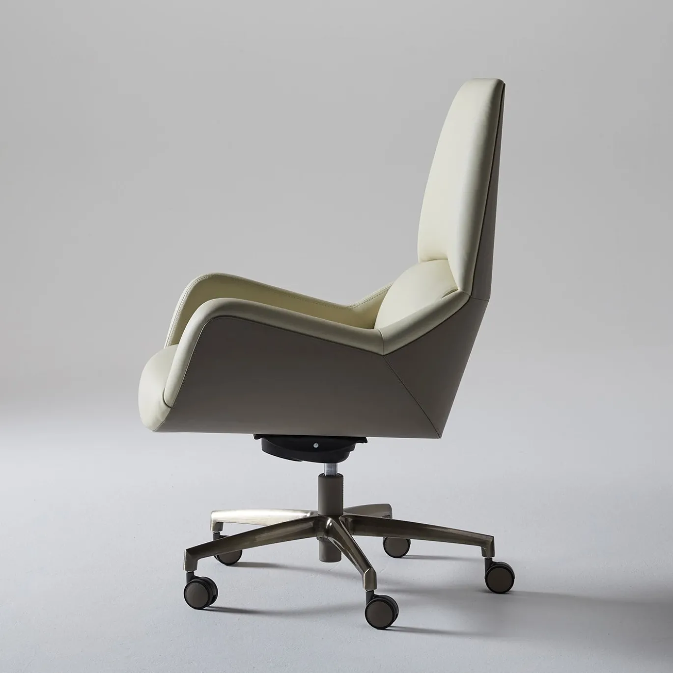 Poltrona da ufficio girevole beige e taupe Sanremo su rotelle