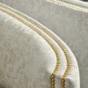 Poltrona Esedra in tessuto bianco con base in legno massello