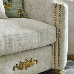 Poltrona Esedra in tessuto bianco con base in legno massello