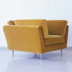 Poltrona Eva in velluto earthy gold di Davide Barzaghi